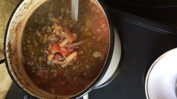 С фасолью, перцем болгарским ,помидором,свеклой ,капустой , зеленью, чесноком,луком и морковкой (естественно мясом ) ;) очень вкусный