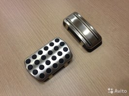 Истории я писать не умею, но попробую, сильно не пинайте;)
В 2012 году продавал свой Фокус. Скажу честно, что красилась только крышка багажника, так как какой то выродок то ли ключом, то ли отверткой сделал там небольшую вмятинку.
Через пару дней мне позвонили, начали спрашивать про машину, я всё честно ответил, сказал что красил только крышку багажнику и то маленький кусочек, даже фотографию ему при встрече показал.
Ко мне он приехал на следующий день  сразу попросил открыть капот, я открыл ему капот, на что он меня спросил почему подкапотное пространство такое грязное, на что я просто плечами пожал ответив что не мыл!? достал масляный щуп посмотрел, не сказал ничего потому что масло было поменяно за неделю до его осмотра. 
Далее он достает толщиномер. Обошел всю машину и заявил что машина была бита в морду, я спросил у него откуда такие выводы и что показывает прибор, ответ получил такой мол видно шагрень на капоте, ну думаю ладно.  У меня стояли накладки на педали газа и тормоза (как на фото), когда он осматривал салон то вынес свой вердикт что машина использовалась в качестве такси и педали просто стерлись и из - за этого я поставил такие накладки и сиденья у меня сильно потрепаны (пробег автомобиля на момент продажи 47 000 км, автомобилю было 2 года). 
После осмотра, он предложил поехать в какой то сервис, где работают его знакомые чтобы сделать диагностику, на что получил отрицательный ответ. В ответ я предложил ему поехать к оф. дилеру и пройти диагностику, если найдут какой то "косяк" то стоимость диагностики оплачиваю я. Он подумал и согласился. Я позвонил в Автопассаж, думал что мест не будет, но мне предложили подъехать через 2 часа на диагностику. Приехали мы значит на диагностику, подождали минут 40 и получили результат "машина в идеальном состоянии". Он оплатил стоимость диагностики. Выходим на улицу я забираю машину и спрашиваю его по поводу покупки. Он посидел подумал и просто убил меня.....отдашь мне её за 500 000 рублей? машину я продавал за 600 000. Я его спросил а чего не за 400 000 сразу, 100 000 рублей за что скидывать? ну она в такси была и в морду бита, после этого я пожал ему руку и сказал до свидание. Через неделю машину купили за 590 000 рублей.
Как то так....сильно не пинайте)))
Так что таких экспертов пруд пруди.....и их надо сразу посылать на хер!!!