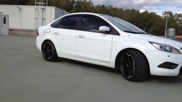 Истории я писать не умею, но попробую, сильно не пинайте;)
В 2012 году продавал свой Фокус. Скажу честно, что красилась только крышка багажника, так как какой то выродок то ли ключом, то ли отверткой сделал там небольшую вмятинку.
Через пару дней мне позвонили, начали спрашивать про машину, я всё честно ответил, сказал что красил только крышку багажнику и то маленький кусочек, даже фотографию ему при встрече показал.
Ко мне он приехал на следующий день  сразу попросил открыть капот, я открыл ему капот, на что он меня спросил почему подкапотное пространство такое грязное, на что я просто плечами пожал ответив что не мыл!? достал масляный щуп посмотрел, не сказал ничего потому что масло было поменяно за неделю до его осмотра. 
Далее он достает толщиномер. Обошел всю машину и заявил что машина была бита в морду, я спросил у него откуда такие выводы и что показывает прибор, ответ получил такой мол видно шагрень на капоте, ну думаю ладно.  У меня стояли накладки на педали газа и тормоза (как на фото), когда он осматривал салон то вынес свой вердикт что машина использовалась в качестве такси и педали просто стерлись и из - за этого я поставил такие накладки и сиденья у меня сильно потрепаны (пробег автомобиля на момент продажи 47 000 км, автомобилю было 2 года). 
После осмотра, он предложил поехать в какой то сервис, где работают его знакомые чтобы сделать диагностику, на что получил отрицательный ответ. В ответ я предложил ему поехать к оф. дилеру и пройти диагностику, если найдут какой то "косяк" то стоимость диагностики оплачиваю я. Он подумал и согласился. Я позвонил в Автопассаж, думал что мест не будет, но мне предложили подъехать через 2 часа на диагностику. Приехали мы значит на диагностику, подождали минут 40 и получили результат "машина в идеальном состоянии". Он оплатил стоимость диагностики. Выходим на улицу я забираю машину и спрашиваю его по поводу покупки. Он посидел подумал и просто убил меня.....отдашь мне её за 500 000 рублей? машину я продавал за 600 000. Я его спросил а чего не за 400 000 сразу, 100 000 рублей за что скидывать? ну она в такси была и в морду бита, после этого я пожал ему руку и сказал до свидание. Через неделю машину купили за 590 000 рублей.
Как то так....сильно не пинайте)))
Так что таких экспертов пруд пруди.....и их надо сразу посылать на хер!!!