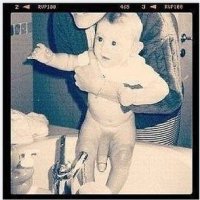 Мой папа меня моет под краном...