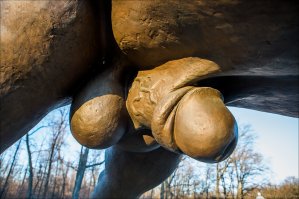 Яйца как яйца. На конных памятниках знаменитым людям принято изображать именно жеребцов (т.е., с яйцами).
А вот пиписька у ростовского коня - ЧЕЛОВЕЧЕСКАЯ. Определённо, афтар с себя лепил :)