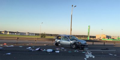 ""...на полосе движения МКАД в технически неисправном состоянии стояла Toyota Starlet (было повреждено либо отвалилось колесо), не была обозначена знаком аварийной остановки. Водитель смогла удержать машину в полосе и остановиться,   сообщил подробности случившегося официальный представитель УСК по Минску Алексей Климович.   Девушка решила выставить знак не сразу, а еще некоторое время просто стояла возле машины. Увидев случившееся, другой автомобилист остановился в  кармане , подошел к неисправному авто и предложил женщине выставить знак аварийной остановки и уйти с проезжей части. В этот момент Audi сначала налетела на отвалившееся колесо, а затем врезалась в Toyota, сбив при этом женщину. Решивший ей помочь свидетель успел отскочить...""