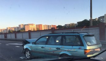""...на полосе движения МКАД в технически неисправном состоянии стояла Toyota Starlet (было повреждено либо отвалилось колесо), не была обозначена знаком аварийной остановки. Водитель смогла удержать машину в полосе и остановиться,   сообщил подробности случившегося официальный представитель УСК по Минску Алексей Климович.   Девушка решила выставить знак не сразу, а еще некоторое время просто стояла возле машины. Увидев случившееся, другой автомобилист остановился в  кармане , подошел к неисправному авто и предложил женщине выставить знак аварийной остановки и уйти с проезжей части. В этот момент Audi сначала налетела на отвалившееся колесо, а затем врезалась в Toyota, сбив при этом женщину. Решивший ей помочь свидетель успел отскочить...""