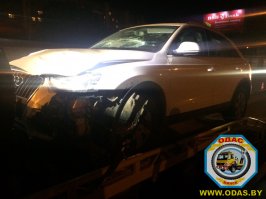 ""...на полосе движения МКАД в технически неисправном состоянии стояла Toyota Starlet (было повреждено либо отвалилось колесо), не была обозначена знаком аварийной остановки. Водитель смогла удержать машину в полосе и остановиться,   сообщил подробности случившегося официальный представитель УСК по Минску Алексей Климович.   Девушка решила выставить знак не сразу, а еще некоторое время просто стояла возле машины. Увидев случившееся, другой автомобилист остановился в  кармане , подошел к неисправному авто и предложил женщине выставить знак аварийной остановки и уйти с проезжей части. В этот момент Audi сначала налетела на отвалившееся колесо, а затем врезалась в Toyota, сбив при этом женщину. Решивший ей помочь свидетель успел отскочить...""