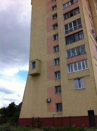 Если мне не изменяет память,то этот дом из Калининграда.Стоит на берегу реки Прегля напротив набережной.