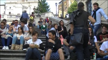 Можно, конечно, ржать над сидением на кортах, но тем не менее, это гораздо культурнее, чем привычка западной молодежи усаживаться жопой прямо на грязные тротуары.
А потом размазывать собранную грязь по стульям в кафе.