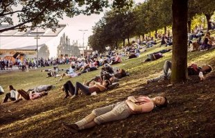 Есть у меня знакомые русские аферисты в Мюнхене, они на октоберфест выставляют пару десятков биотуалетов (синие кабинки) - говорят, что выхлоп 500 евро в сутки с 1 туалета. Гешефт отличный. 

Пы.Сы. 
Три раза был на октоберфесте в Мюнхене, больше не поеду, здоровья не хватит :)