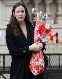 "Гена" не подвел: 7 красивых дочек от некрасивых звездных отцов