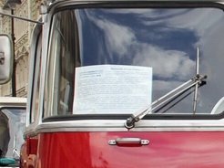 Это простая опечатка, поскольку кнопки  0  и  9  находятся рядом. Пост этот мой. Текст взят и слегка изменён с таблички на лобовом стекле автобуса.
А то, что комментарии одинаковые написал так надо было всем умникам внимание уделить. Незачем разное для них писать.