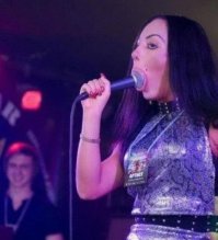 Как вы уже за.е.бали со своими хранцузхскими выражениями. "Секс-символы". Знаю я один секс-символ, в штанах у меня находится. Это не секс символы, дебилы вы дубовые, под тупорылое копирование новомодных словечек заточенное- это талантища, мастера своего дела, а не какие-то там символы чего-то там.