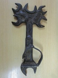 Суперуниверсальный ключ.
Из отзывов: "Заказал 24.02.2010 г. Отправка произведена продавцом-сварщиком и отправлена 26.02 службой "Россия Post Registered Air Mail" трек полностью отслеживался. Получил недавно (3300 дней от оплаты). Упаковано в красивый пакет из-под собачьего корма, внутри в пакете с защёлкой лежит товар. Внушительный увесистый по ощущениям ключ (9040 гр.). Сам товар сделан очень хорошо, красиво и брутально. Покупкой и продавцом доволен. Спасибо. Быстро пришло".