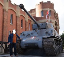 Этим летом ездил в Канаду.
В Калгари стоит такой танк.