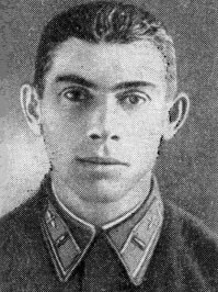 ИИИИ? А где совпадение? В чем совпадение?
На фото с марширующими австрийцами посчитать их не представляется возможным (хотя автор чуть ли не божится, что их там ровно 913). 
Пост притянут за уши и никаких примечательных или мистических совпадений здесь нет.

Смотрите, у меня тоже интересное совпадение!
На первом фото разбита колонна немецкой бронетехники. А на втором - герой СССР Николай Гастелло. И надо же, какое совпадение. Гастелло бомбил колонны техники и даже пошел на таран одной из них. И наверняка он бомбил такие же танки и за один вылет мог уничтожить столько же, сколько на фото.
