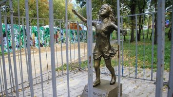 На Урале памятник бросающим детей отцам уничтожили через сутки