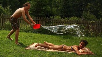 Опасные развлечения: мужчина устроил расстрел жены фейерверком