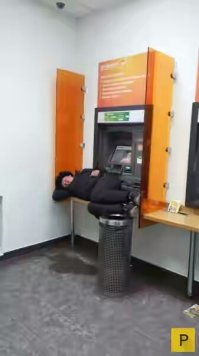 Пьяный Токио: фотограф снимает японских пьяниц, спящих прямо на улицах города