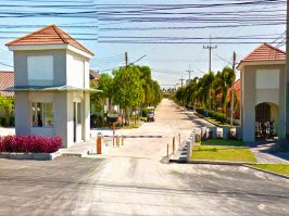 Раз 7 отдыхал в Тае,много раз летали на сборы и дошло до того что жил там по 7 месяцев в году.Работа-спорт и занятия спортом в свободное время.Очень много открытых площадок для занятий спортом и все битком.Там и познакомился с местными.Мужики в это стране не работают.Работают гастры из Бирмы и Камбоджи.Конкуренция-хз что это.Таец ходит и продает лотерейки (хобби).Одному скучно,так они целой кучей ходят.
Да,в стране действует закон в пользу фарангов(местных жителей).Если таец не может с Вами конкурировать то Вам не дадут эту работу.Если у Вас яхта и Вы катаете людей то должны нанять Тайца и типо он с Вами на равных правах(но платить ему не обязательно пополам,они лояльны к нормальным рабочим местам,например что то типо гида)
По з/п я просел почти на треть по отношению с Мск.Получал там 7 000 $.Доллар тогда был по 30.За эти деньги я там был на уровне Пхумипона Адульядета или Рамы IX-го,царство ему небесное.
Спустя некоторое время я купил там дом,в коттеджном поселке. Дом 120 кв.м. и 3 сотки земли.На территории бассейн.Отдал я 5,5 млн батт,тогда он был идентичен рублю.На территории поселка жили граждане США,много наших и ох*уевшие Казахи-нефтяники,которые много бухали и по пьяне делали дурацки дорогущие покупки,но ребята хорошие,рахмет им.
Ослуживание дома укладывается в 6 000 батт/мес.Входит уборка(раз в неделю),чистка басика (2 раза в нед),коммуналка.Кондеев нет,дома с толстенными стенами облицованными глиной.В доме не жарко,но и не холодок).
Потом продал эту красоту и купил однушку в Красногорске.
Спасибо за внимание!!!