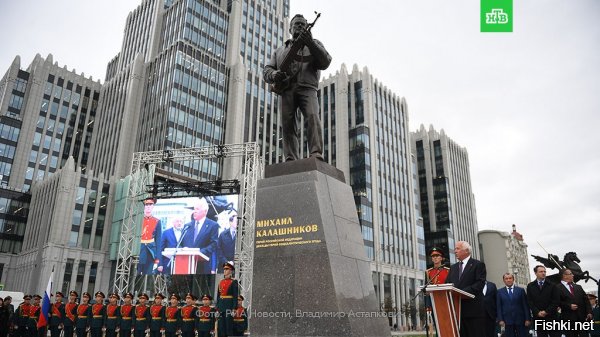 "Позоримся перед всем миром": Макаревич о памятнике Калашникову