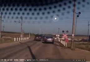 по логике убраться должен был водитель фольксвагена.
но куда дама смотрела честно понять не могу.
стадное чувство,увидела что машина проезжает и решила поехать вслед???