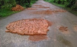в Харькове,  где я работал лет десять тому назад, в Феврале, я наблюдал такое же повсеместно, когда сходит асфальт и стелить его смысла нет, очень одобрял! в Днепропетровске все ездили по ухабам до мая...