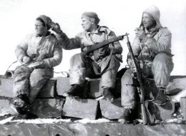 В статье есть некоторые неточности.

1. Сначала В.Г. Федоров разработал промежуточный автоматный патрон (6,5мм), под который и предложил собственно систему оружия Автомат, Карабин и Пулемет (1913 год). Однако гос.комиссия решила, что производство нового патрона под новое оружие нецелесообразно. Федорову предложили использовать похожий (но более мощный) и более дешевый японский патрон к винтовке Арисака.

2. В статье путают автомат Федорова образца 1913 года  и образца 1916 года (который использовался одним стрелком, обычно унтер-офицером РИА) и ручной пулемет Федорова образца 1922 года, который как раз имел расчет в два человека (для пехотной версии).

3. Пулеметы Федорова (обр.1922 года) до конца 1930-х годов ставились на танки и до начала 1940-х на некоторые танкетки. Позже их вытеснил пулемет ДТ-29.

4. Федоров так-же автор серии авиационных пулеметов.

Автомат Федорова использовался до сентября 1945 года (Штурмовыми группами в 1939-1940, курсантами московских военных училищ при обороне Москвы 1941 год, Десантниками при контрнаступлении советских войск под Москвой 1941-1942 и штурмовыми группами морской пехоты тихоокеанского флота в 1945), пулеметы его системы окончательно изъяты из укрепрайонов (где они простояли дольше всего) в конце 1950-х годов.

На фото, штурмовая группа РККА в начале 1940 года.