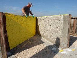 Эта документалка не с дурачками , а спец.материал с опытными пропагандистами цель которых убедить вас в том что создания блока не возможно или очень и очень сложно. . И "специалисты" эти весьма специфические , серьёзных научных сотрудников среди них нет , зато пиара вокруг них пруд пруди , в отличии от научных работ .
 Никаких дырок создавать не нужно , всё на много проще .