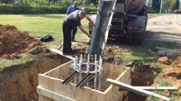 Эта документалка не с дурачками , а спец.материал с опытными пропагандистами цель которых убедить вас в том что создания блока не возможно или очень и очень сложно. . И "специалисты" эти весьма специфические , серьёзных научных сотрудников среди них нет , зато пиара вокруг них пруд пруди , в отличии от научных работ .
 Никаких дырок создавать не нужно , всё на много проще .