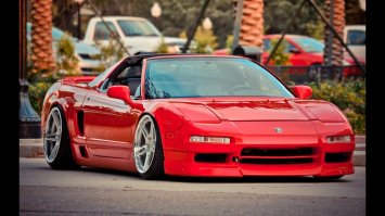 В детстве (я с 1979 года) я считал что HONDA это какое то имя нарицательное, ну просто у нас в городе у одного пацана была honda cb 250 и это был космос!!!!!!!!!!!!!!!!!
максимум что было  у пацанов это java, а обычно восходы и юпитеры
но а тут HONDA это была фантастика, просто смотреть на нее было уже удовольствием.
Владелец хонды на ней разбился, сам почти не покалечился, но мото убил наглухо
все после этого его считали е-б-л-а-н-о-м!

теперешнюю политику хонды я не понимаю,
ну мото она по прежнему делалет отличные, но вот машины!
ну руки нужно поотрывать тем кто в хонде сейчас дизаун авто делает! какие то уродцы!
но они ж умели делать очень красивые авто!
NSX ну это ж был почти идеал!
а сейчас что они творят.... идиоты!!! марку позорят!