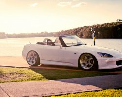 В детстве (я с 1979 года) я считал что HONDA это какое то имя нарицательное, ну просто у нас в городе у одного пацана была honda cb 250 и это был космос!!!!!!!!!!!!!!!!!
максимум что было  у пацанов это java, а обычно восходы и юпитеры
но а тут HONDA это была фантастика, просто смотреть на нее было уже удовольствием.
Владелец хонды на ней разбился, сам почти не покалечился, но мото убил наглухо
все после этого его считали е-б-л-а-н-о-м!

теперешнюю политику хонды я не понимаю,
ну мото она по прежнему делалет отличные, но вот машины!
ну руки нужно поотрывать тем кто в хонде сейчас дизаун авто делает! какие то уродцы!
но они ж умели делать очень красивые авто!
NSX ну это ж был почти идеал!
а сейчас что они творят.... идиоты!!! марку позорят!