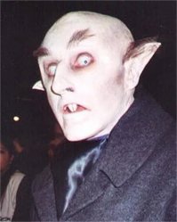 Что-то вампирское в нем есть... Крысоподобное лицо в общем...