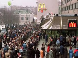Сюда тоже очередь.Людей не  обманешь.Где представители Мишлена?