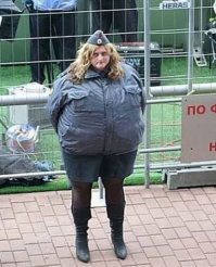 Дюже бохатая!Це харно.Опы-как широкоформатные ТВ-ры!Как только в пластиковый стул поместились.Самораздвижные шо ли?Она следит за порядком