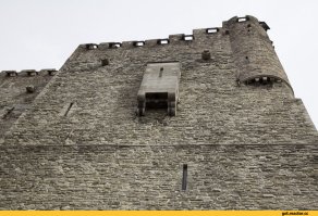 Раньше в замках так туалет строили.))