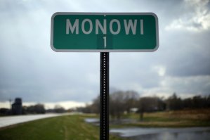 Единственный житель: Элси Эйлер Пиковые годы Монови были в 1930-ых, когда у города было население в 150 человек. Как и многие другие малочисленные города в Великих равнинах, Монови потерял своих местных жителей из-за городов, которые испытывали рост и предлагали лучшие рабочие места. Во время переписи 2000 года у деревни была общая численность населения 2 человека; только одна супружеская пара жила там, Руди и Элси Эилеры. Г-н Эилер умер в 2004 и его жена стала единственным жителем, так же она является мэром, предоставляя себе лицензии на ликер и платя налоги себе. Она необходима для получения муниципального плана развития дорожной сети, чтобы обеспечить государственное финансирование для четырех уличных фонарей Монови.