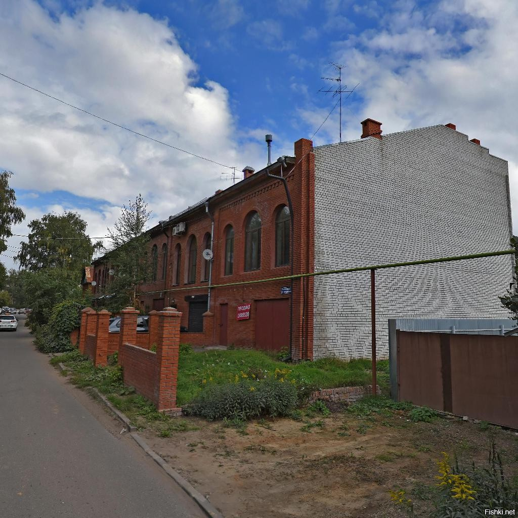 А вот улица Центральная (Вахитовский район), два фото разных сторон улицы(пятиэтажка-дом, в котором я живу))):