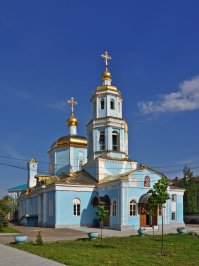 В Казани на фото не церковь Тихвинской Иконы Божией Матери, и церковь та находится на улице Михаила Худякова. 
Вот фото церкви Тихвинской Иконы Божией Матери: