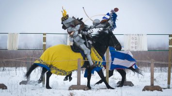 Это - ведущие специалисты по историческим реконструкциям. А тот который постарше - вообще основоположник, кавалер ордена Почётного легиона и доцент. Так что всё попробовали собственными руками и ногами. Можете доверять их мнению.