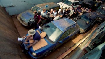 дырка в капоте для этого????