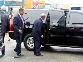 Мэр Нью Йорка садится в свой велосипед