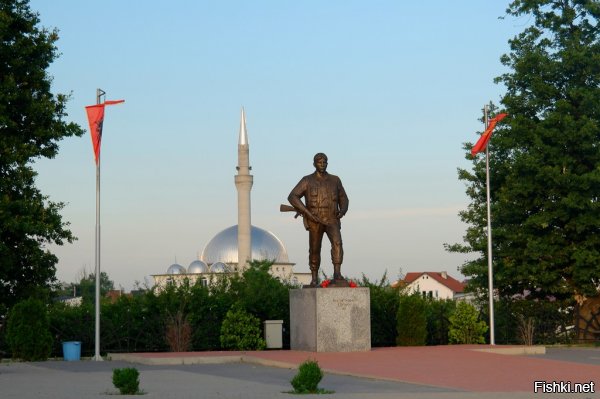 Скандальный памятник Калашникову в Москве: реакция соцсетей