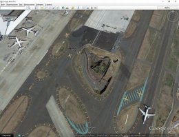 Между рулежных дорожек в японском аэропорту Нарита находится частный дом крестьянина, не пожелавшего продавать властям свой участок. Местные жители, которые остались на прилегающих территориях, стали получать компенсацию за увеличение шумового загрязнения, их дома были усовершенствованы и звукоизолированы, при этом некоторые крестьяне продолжали сажать рис и держать курятники прямо у начала новой взлётно-посадочной полосы.