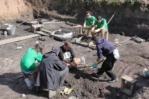 Ну да, сижу, помню в раскопе, подходят рептилоиды, говорят тут радомирперунов много выкладывает про чертог сварога и славянские звездолёты, дают мне бересту 9 в. чистую и писало и я им таких грамот и написал с характерными стилистическими ошибками и типом букв штук сто. Слава Нибиру! Рептилоидам слава!
