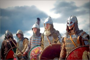 Это примерно так же сказать, что казак не похож на черкеса по вооружению, потому как один служилое сословие, а второй народ. А как ходили оба в черкеске и с шашкой, так и ходят.