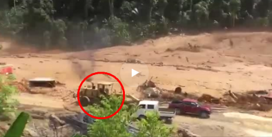 Водила грейдера убегая такое западло устроил водителям.... ппц...грейдер катясь назад без водителя мешал людям проехать, в итоге из замыло....