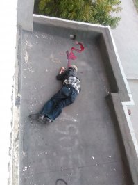 Недавно иду, смотрю - летит. Увидел когда он 4 этаж пролетал, вызвал скорую, глянул, на состояние, понятно что надо сразу труповозку вызывать было. В заднем кармане записочка, потом менты, показания, потом ещё показания, потом письма, уже пожалел что мимо не прошёл.