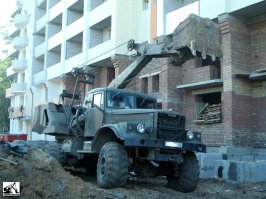 потому что крейсерская скорость 55 , и то нужно перевалку перейти в 50 , 55 она прекращалась , потом газуй не газуй 55 больше кто не знает разогнать не может . НО ... Под шорошую горку если успеваешь разогнать больше 70 ,Летит как и писал за 90  даже за сотню спокойно, причём педаль газа страшно нажимать.Не брешу огонь с выхлопуши как в фильмах показывают. Главное ни кочек ни подъёмов ни чует. Страшно только в одном сейчас что нибудь отвалится , и точно что нибудь потеряешь , то крышку акб то ещё что нибуть , поэтому редко так рысачил.Отдельно про легковушки забыл написать , шарахались в рассыпную когда так на форсаже щёл. Вот моя зверюга , Кстати автором забытая  э 305