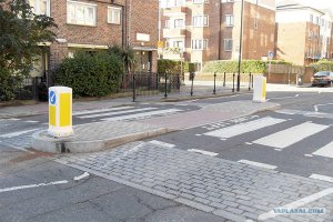 и сам переход должен быть выше уровня дороги .