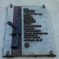 Видимо для тех, кто в танке, и тупо минусит, считая, что АК-47 не существовало, нужно разжевать.
Было несколько опытных образцов с названием АК-47 (на первом фото АК-47 под  1), под этим же названием была изготовлена первая партия в количестве около тысячи экземпляров, для полевых армейских испытаний. И только после принятия на вооружение название поменяли.