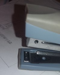 > По умолчанию степлер загибает скобы внутрь, а в другом режиме наружу. 

Далеко не всегда.