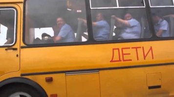 Перед вечером к Провалу подъехала на двух линейках экскурсия харьковских милиционеров. Остап испугался и хотел было притвориться невинным туристом, но милиционеры так робко столпились вокруг великого комбинатора, что пути к отступлению не было. Поэтому Остап закричал довольно твердым голосом:

  Членам союза   десять копеек, но так как представители милиции могут быть приравнены к студентам и детям, то с них по пять копеек.

Милиционеры заплатили, деликатно осведомившись, с какой целью взимаются пятаки.

  С целью капитального ремонта Провала,   дерзко ответил Остап,   чтоб не слишком проваливался.